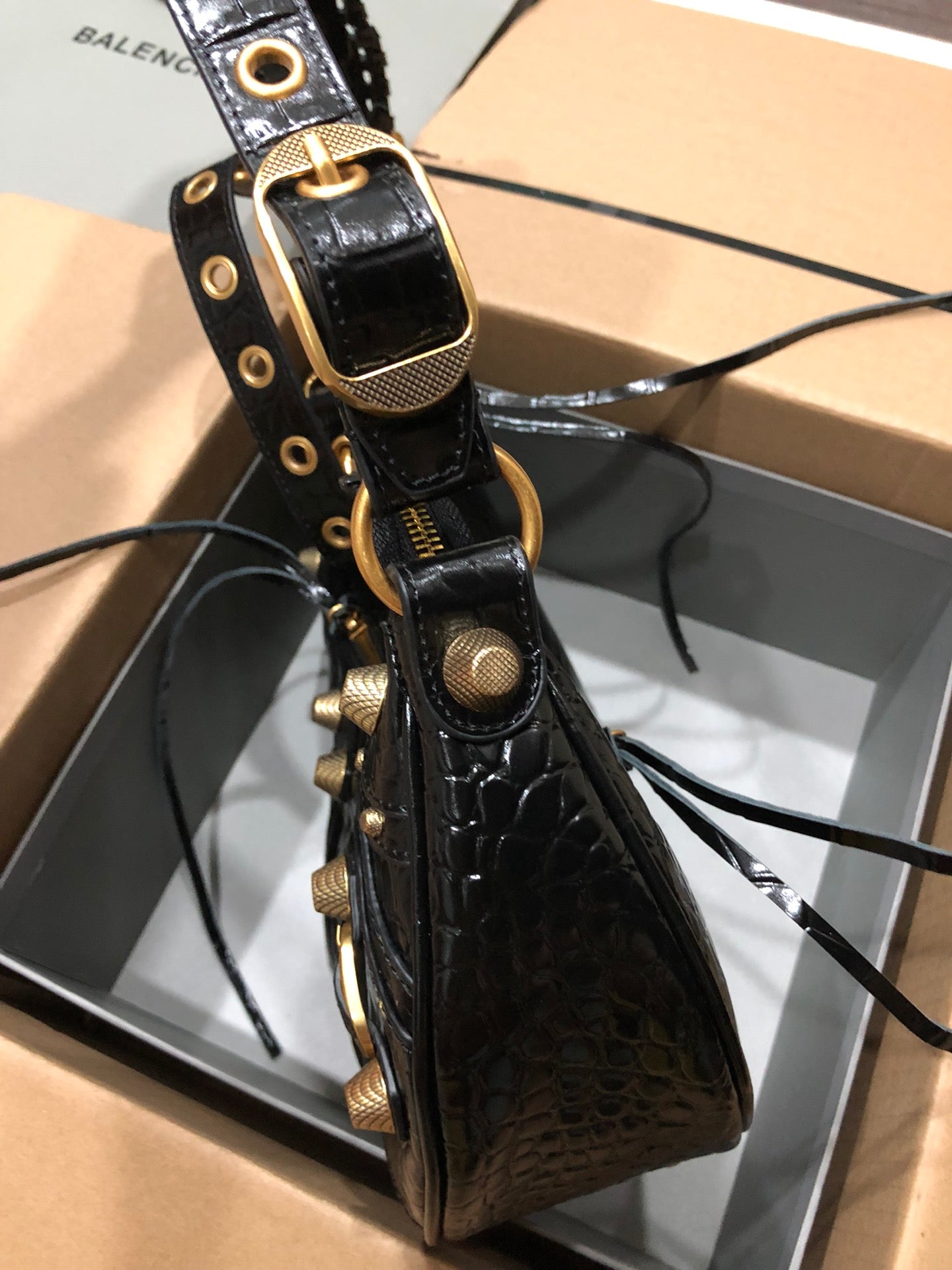 Half-crescent underarm pack