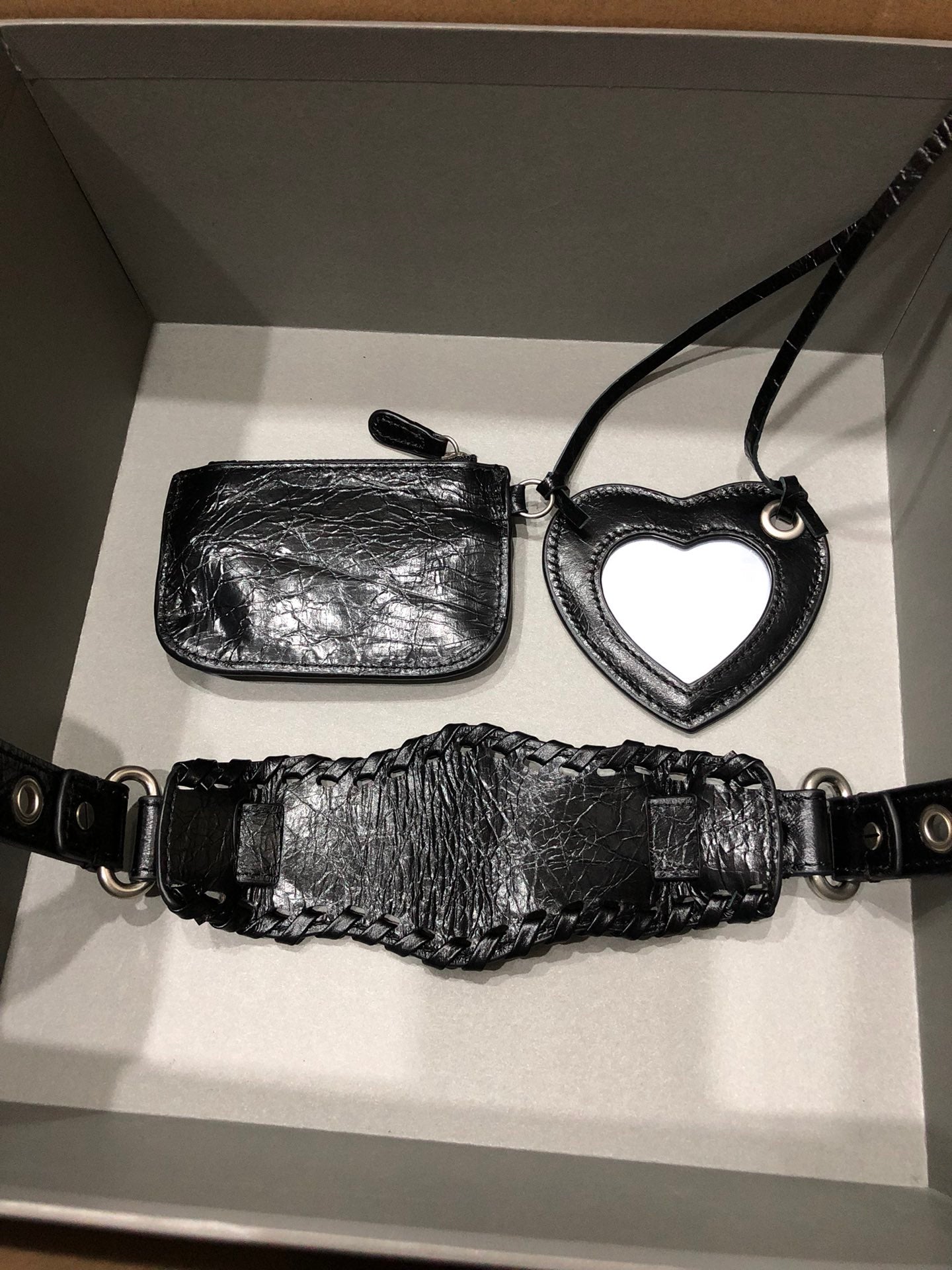 Half-crescent underarm pack