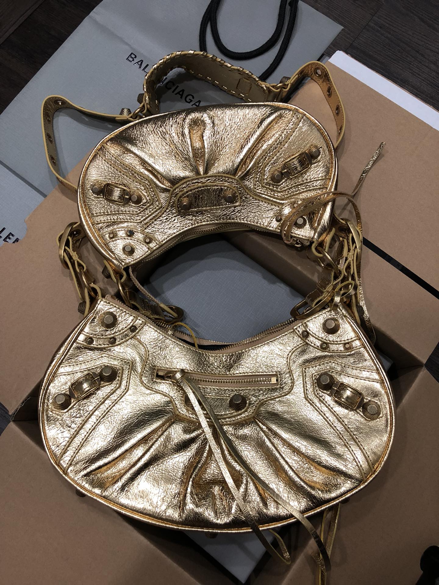 Half-crescent underarm pack