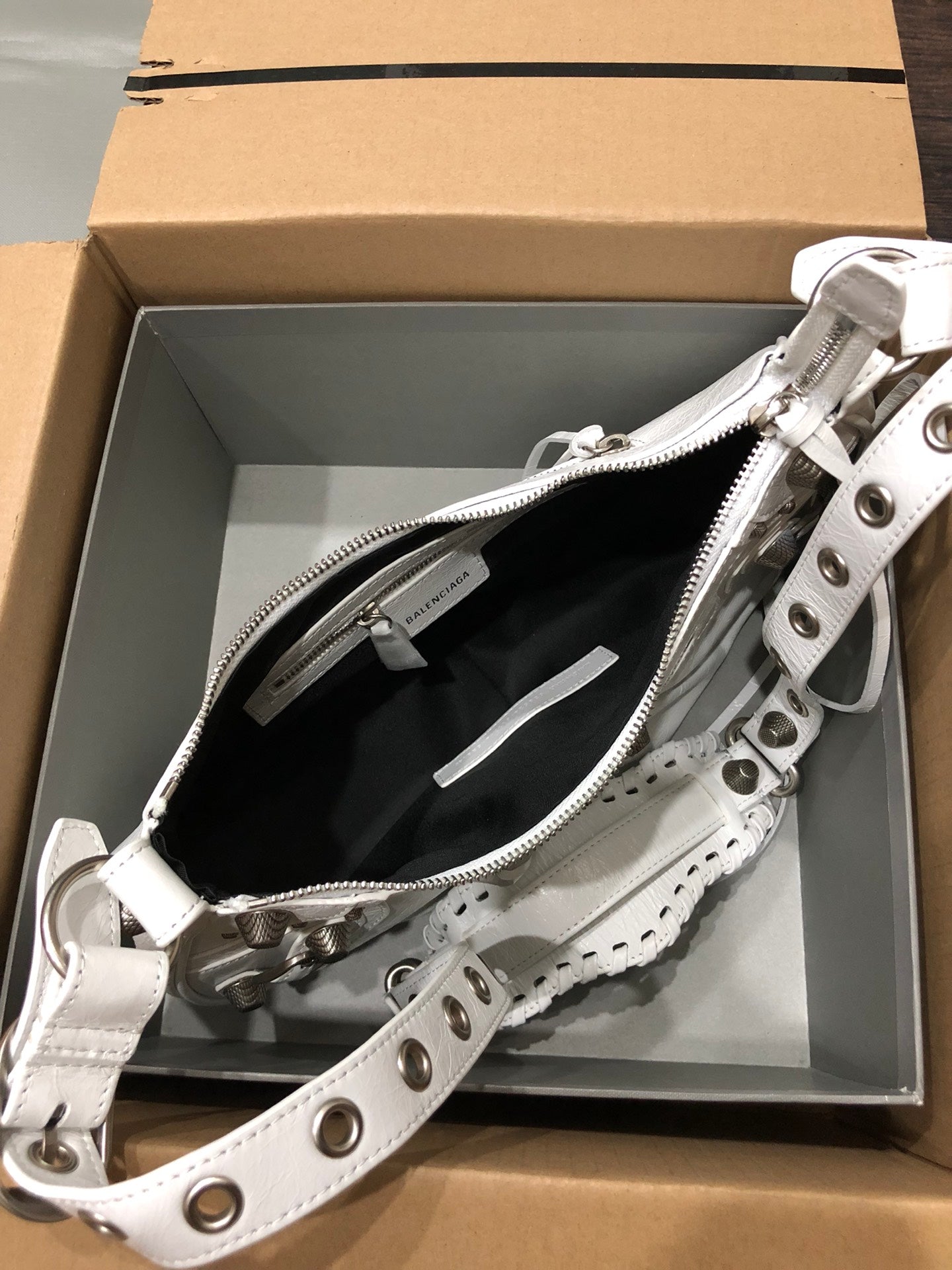 Half-crescent underarm pack