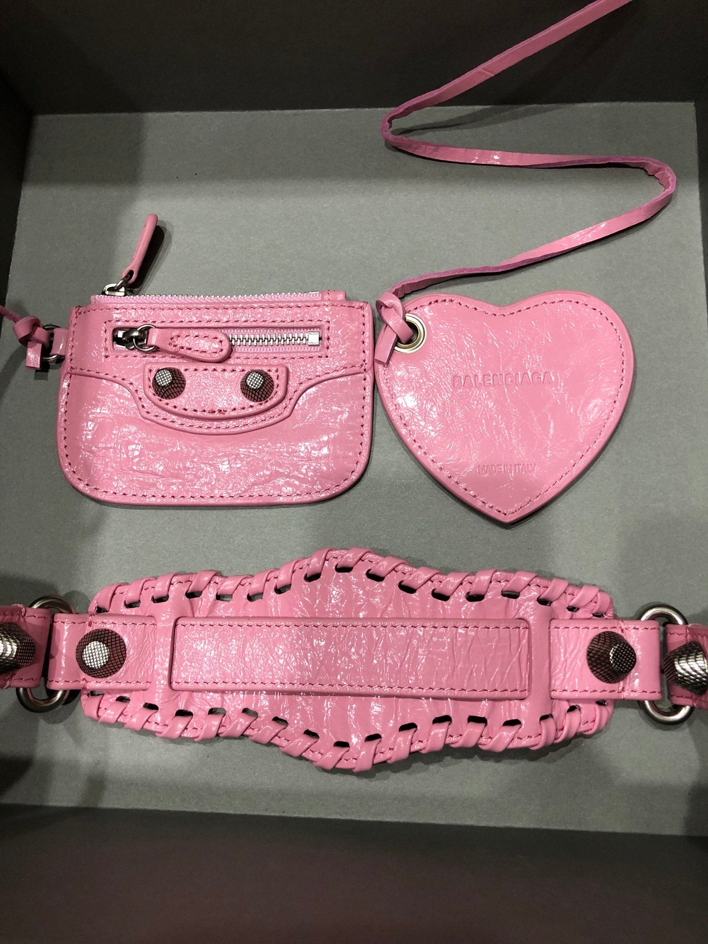 Half-crescent underarm pack