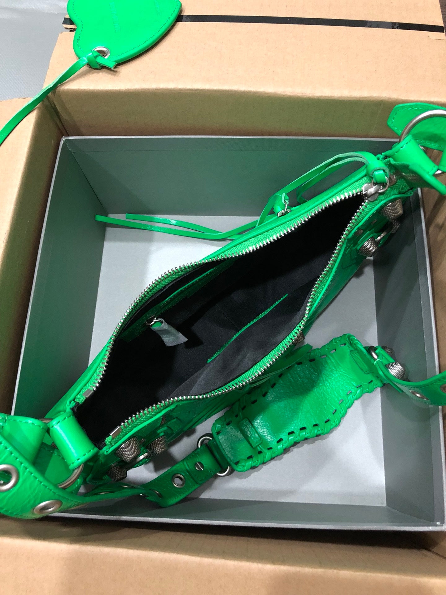 Half-crescent underarm pack