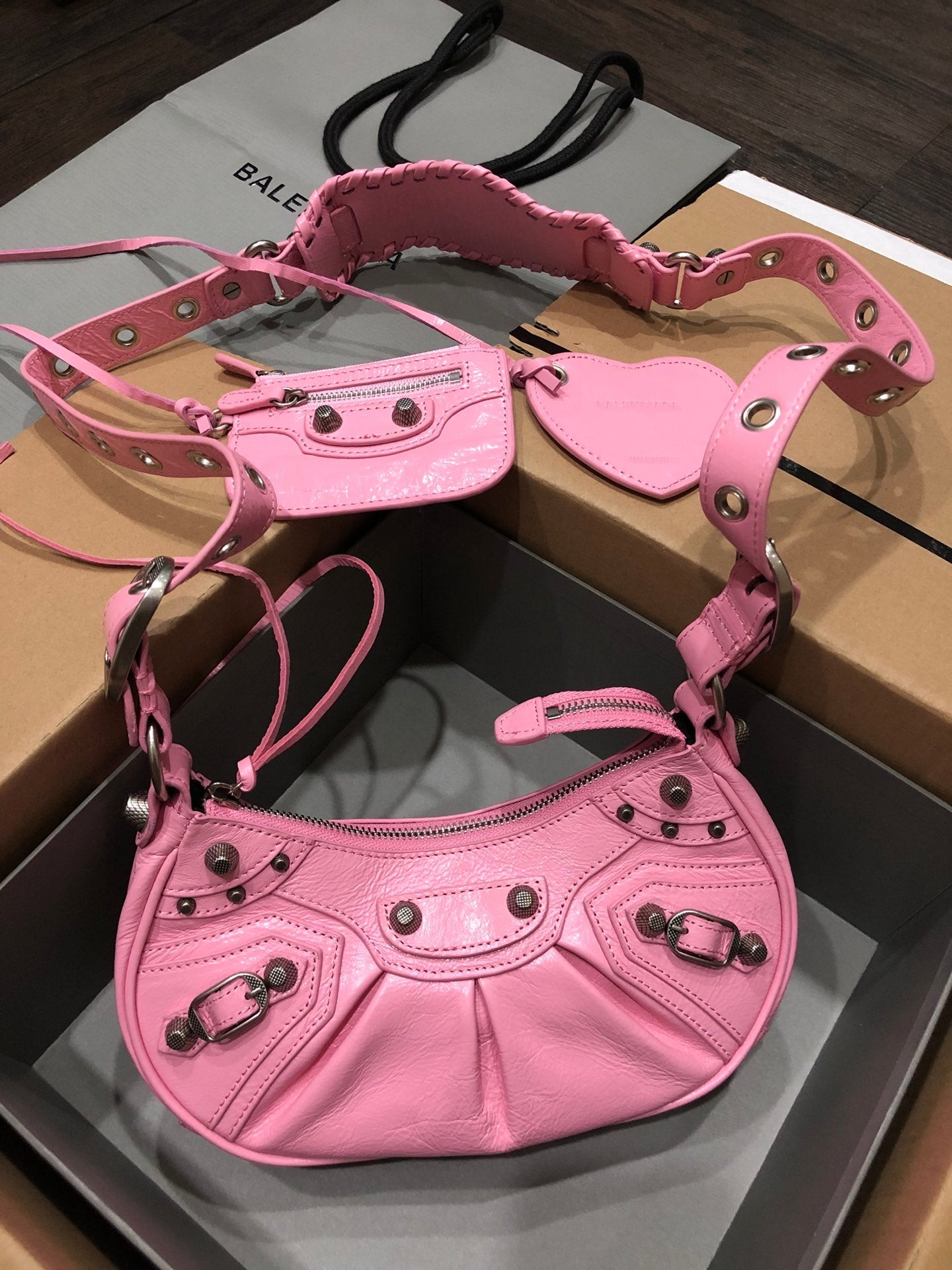 Half-crescent underarm pack