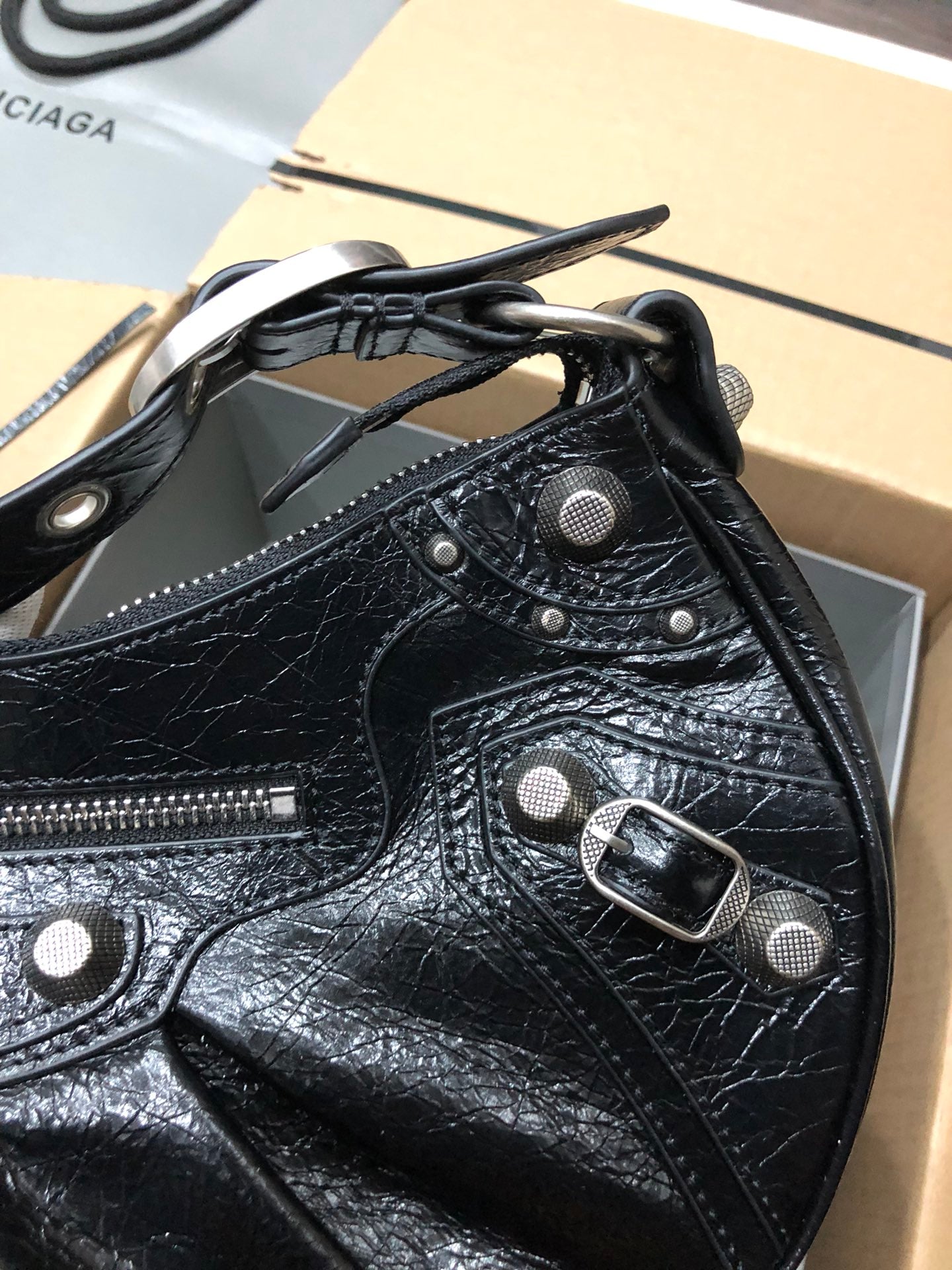 Half-crescent underarm pack