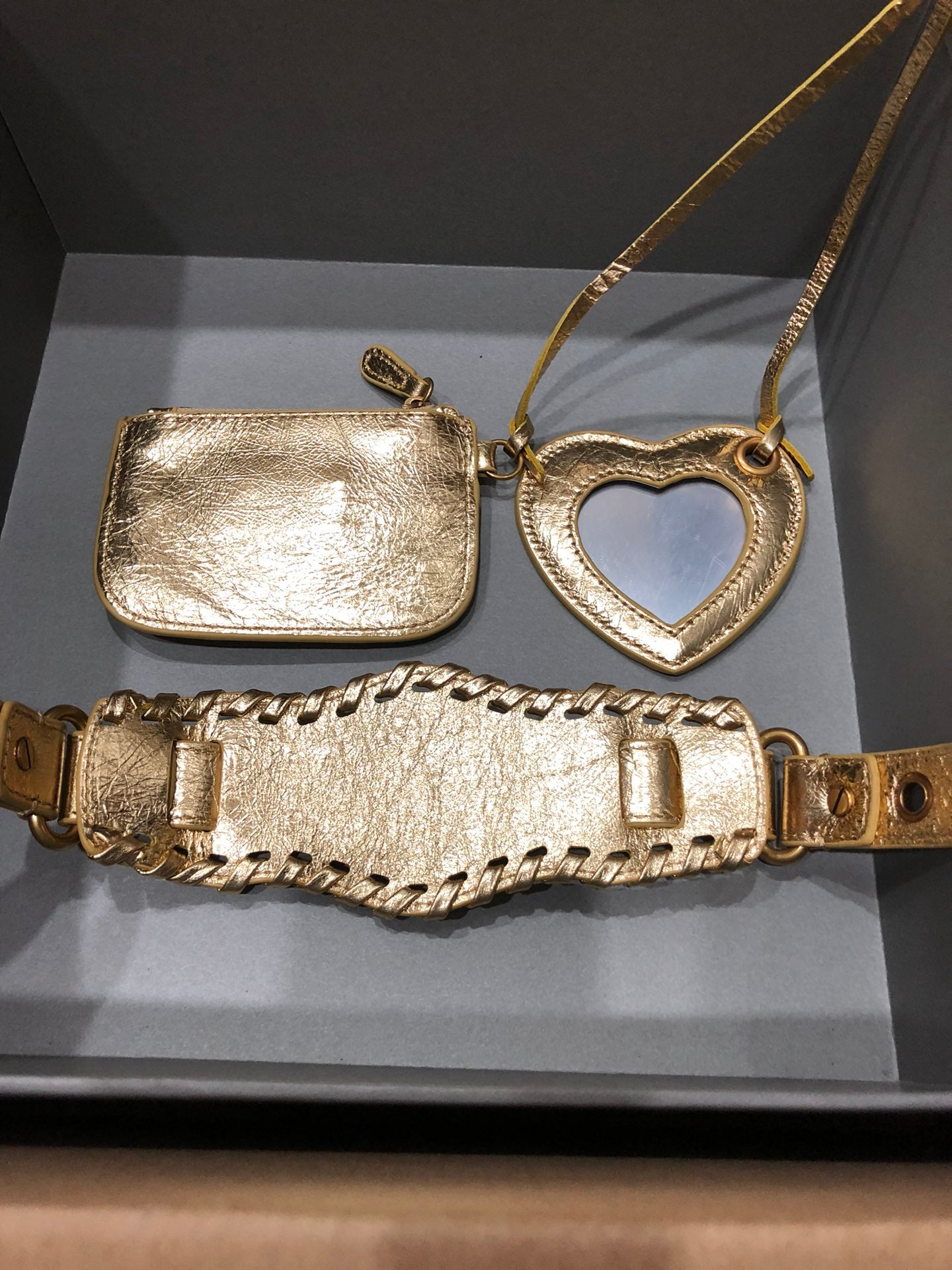 Half-crescent underarm pack