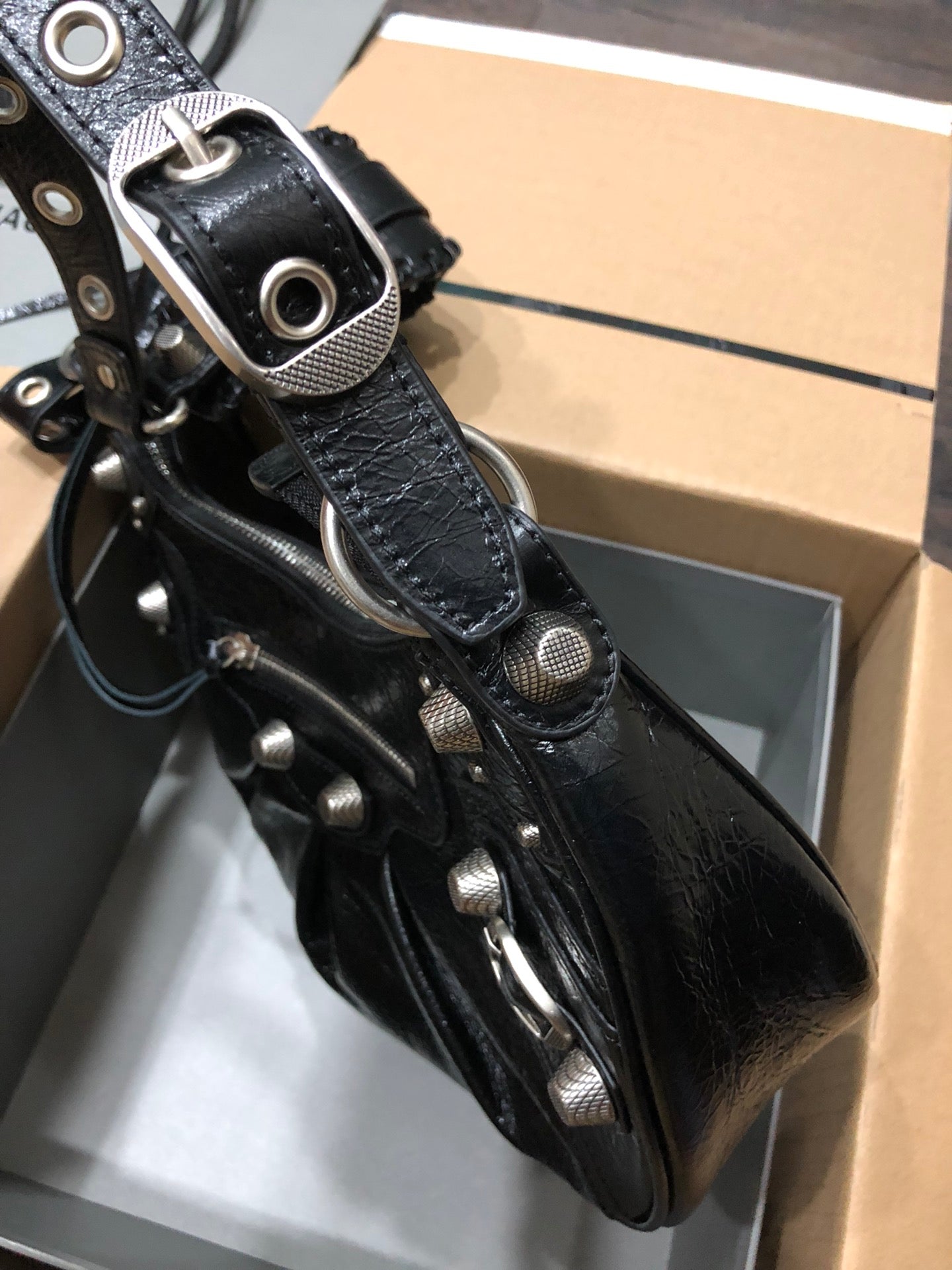 Half-crescent underarm pack