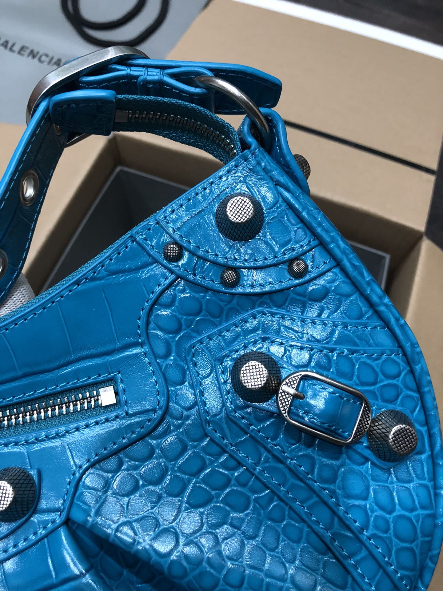 Half-crescent underarm pack