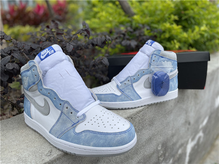 Air Jordan 1 Retro High Hyper Royal Smoke Grey