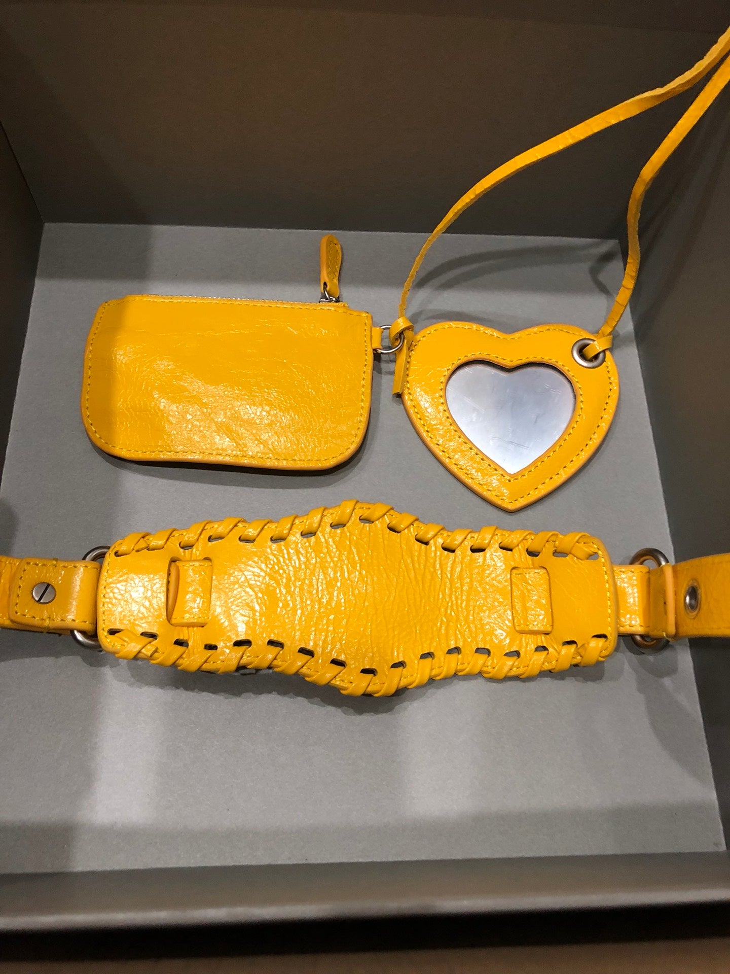 Half-crescent underarm pack