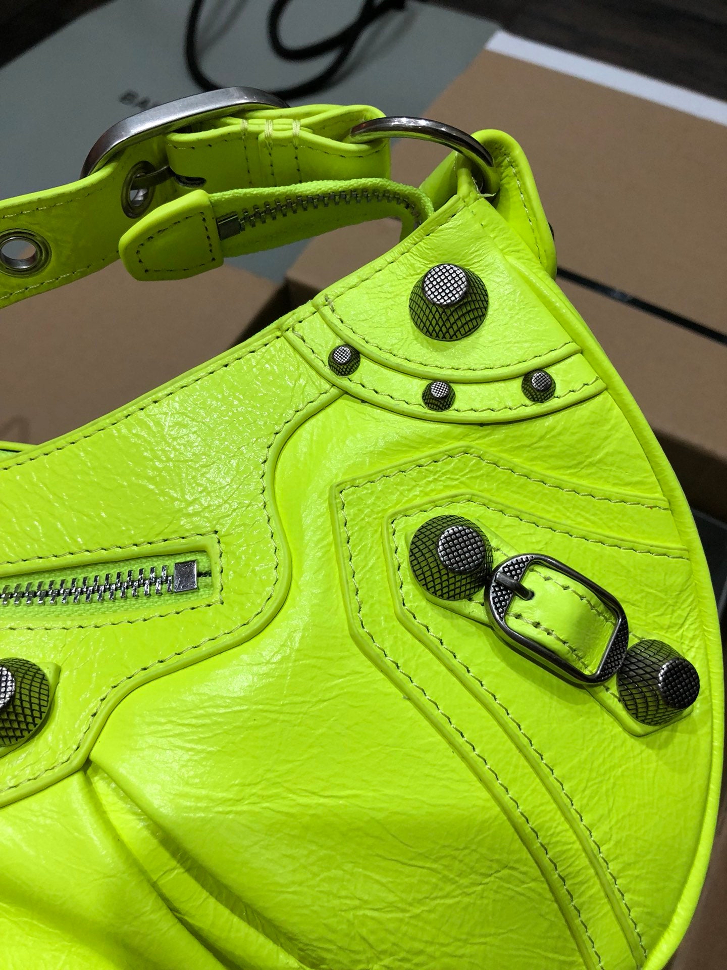 Half-crescent underarm pack