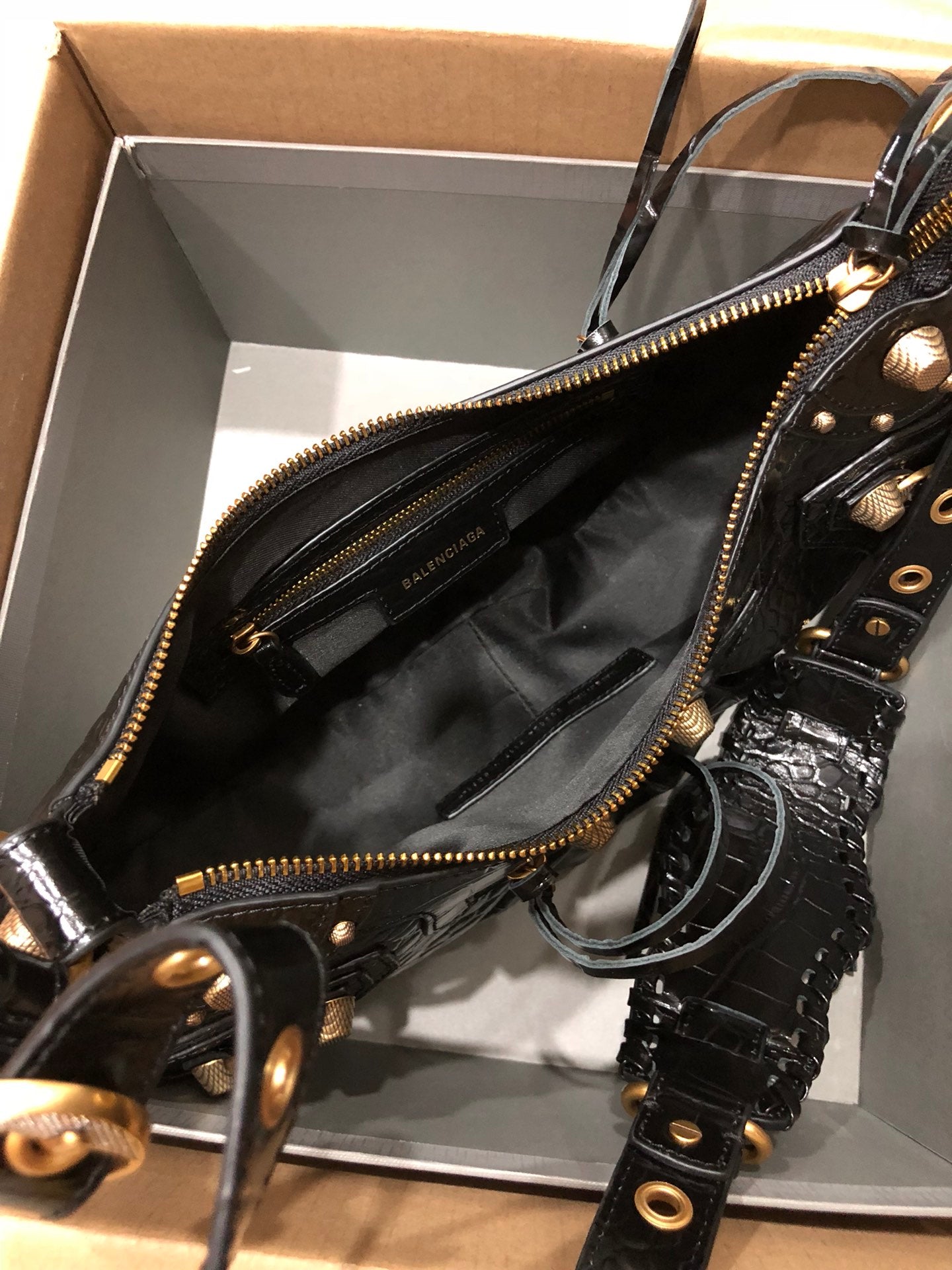 Half-crescent underarm pack