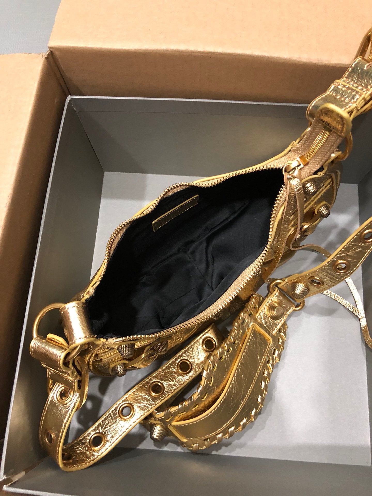 Half-crescent underarm pack