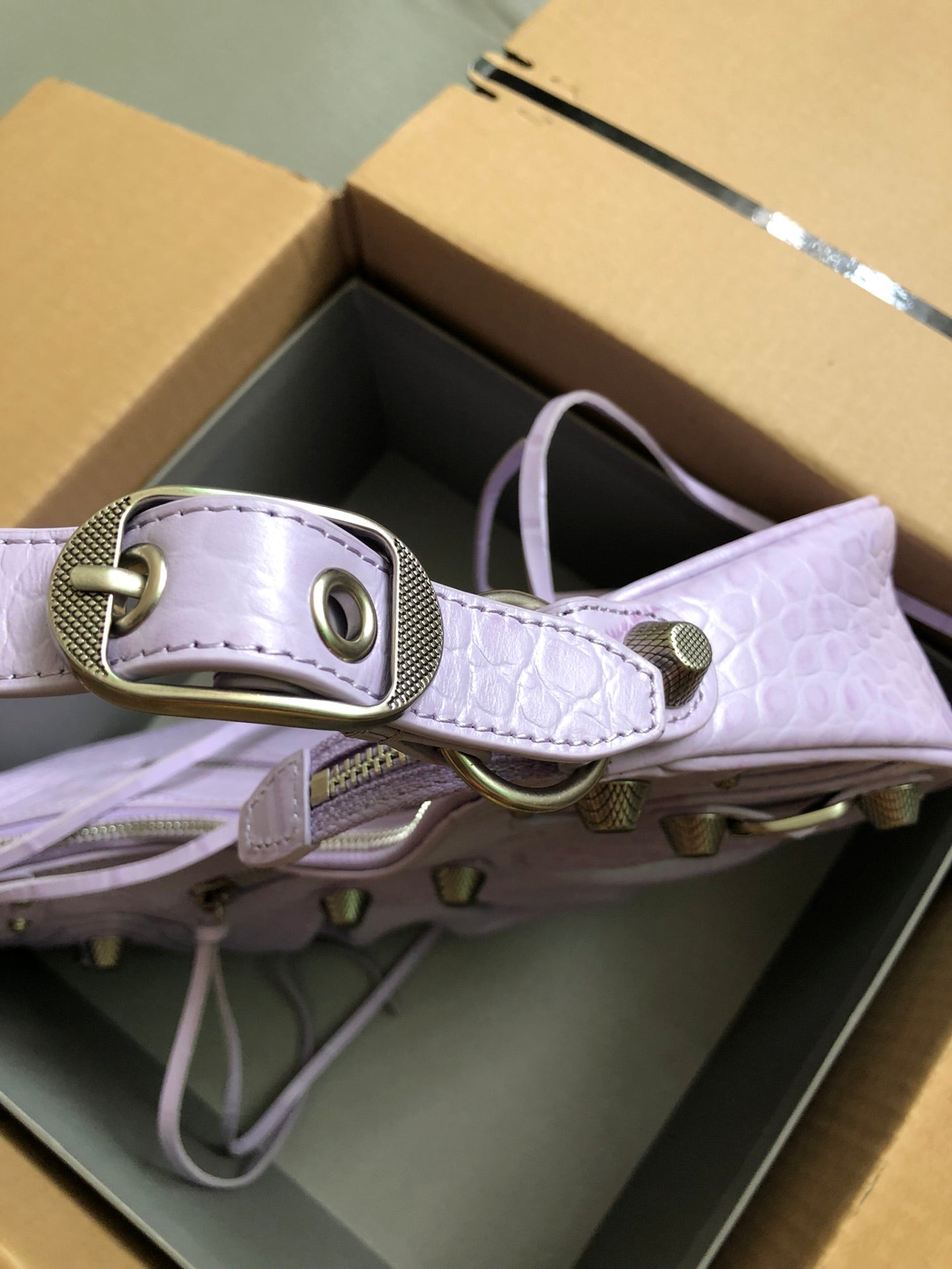 Half-crescent underarm pack