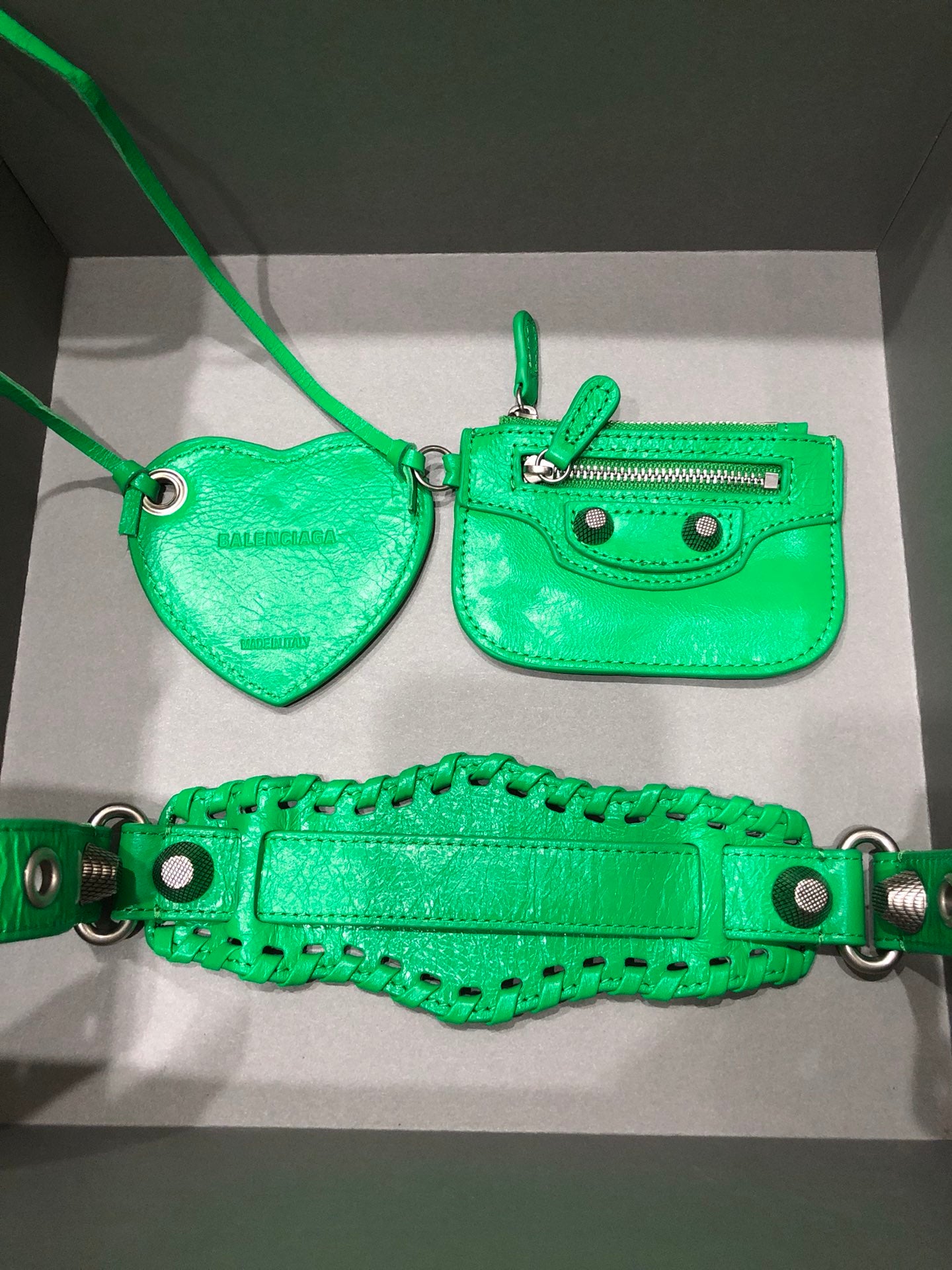 Half-crescent underarm pack