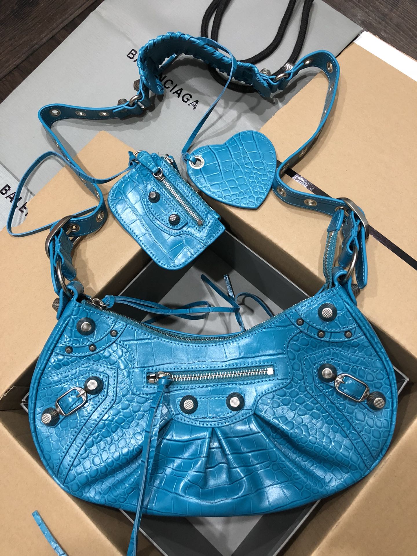 Half-crescent underarm pack