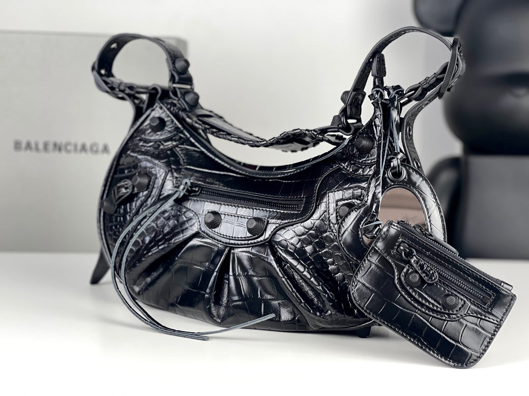 Half-crescent underarm pack