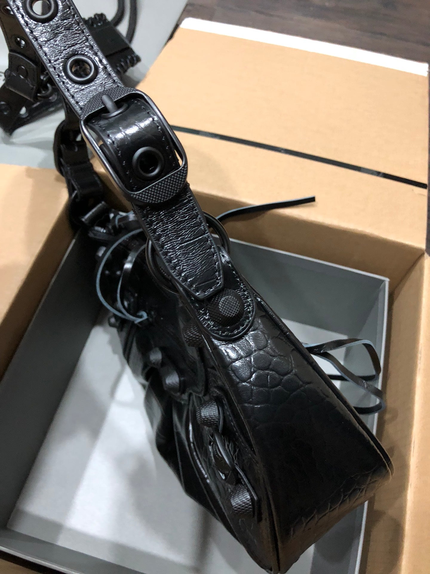 Half-crescent underarm pack