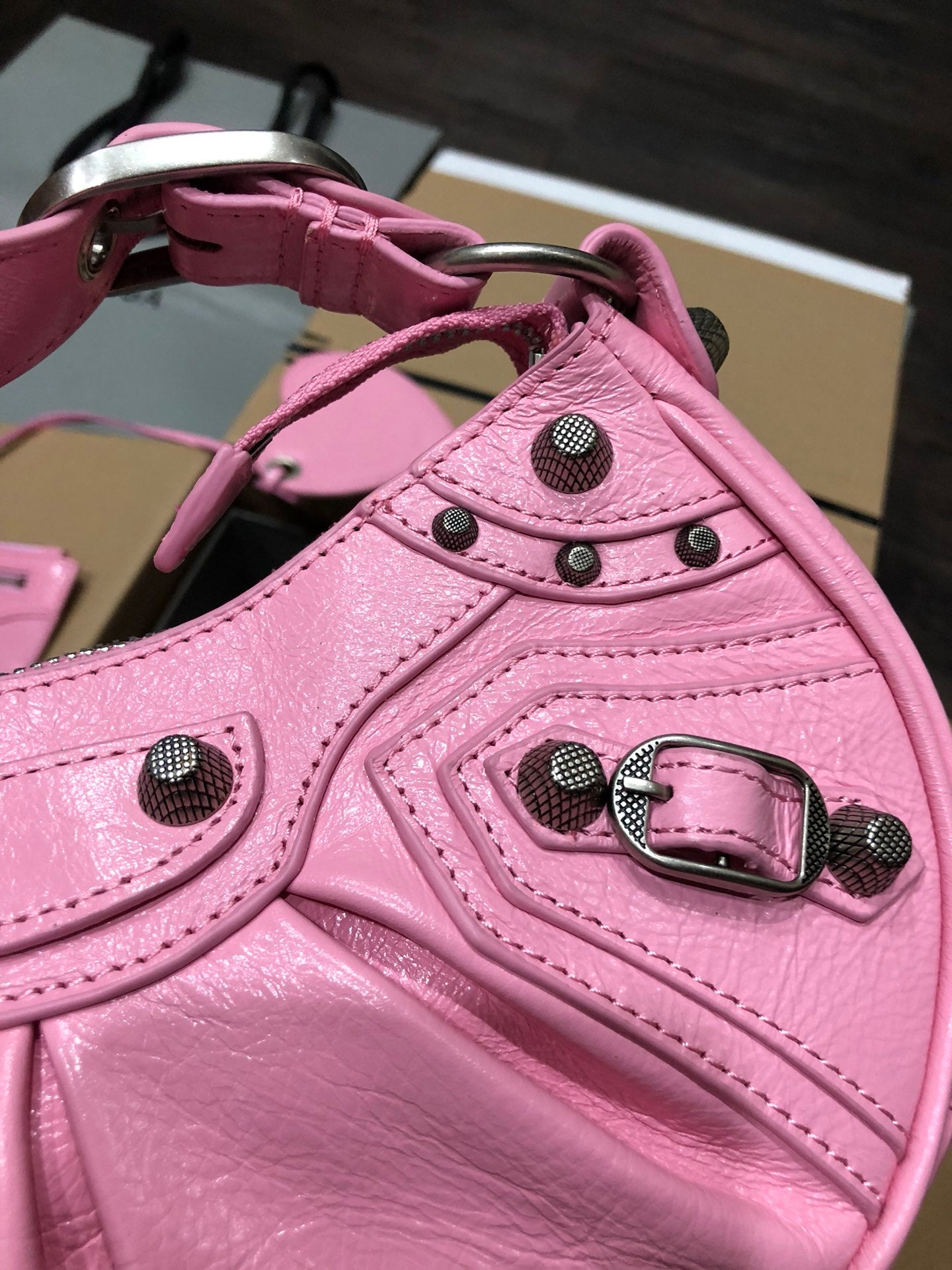 Half-crescent underarm pack