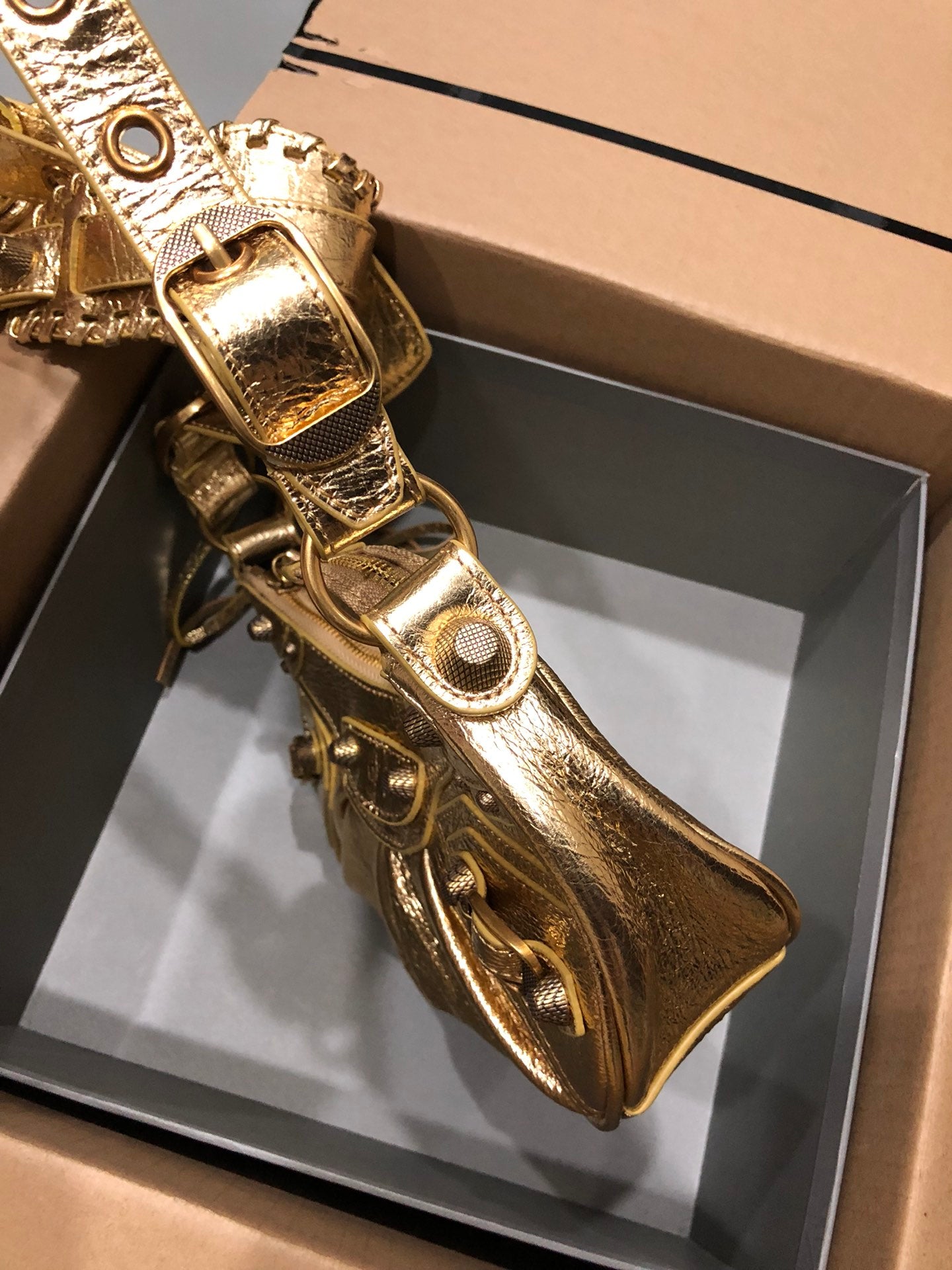 Half-crescent underarm pack