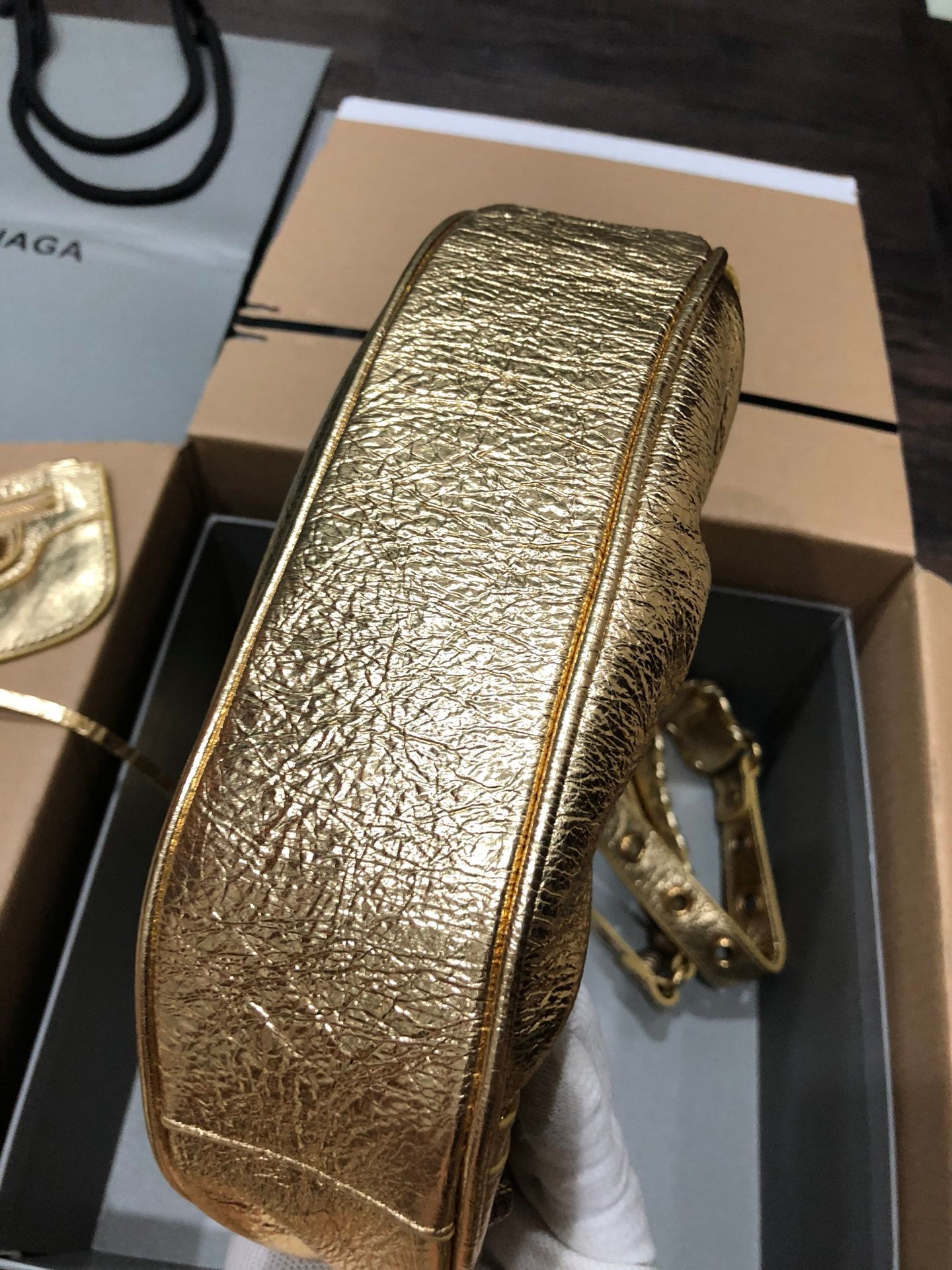 Half-crescent underarm pack