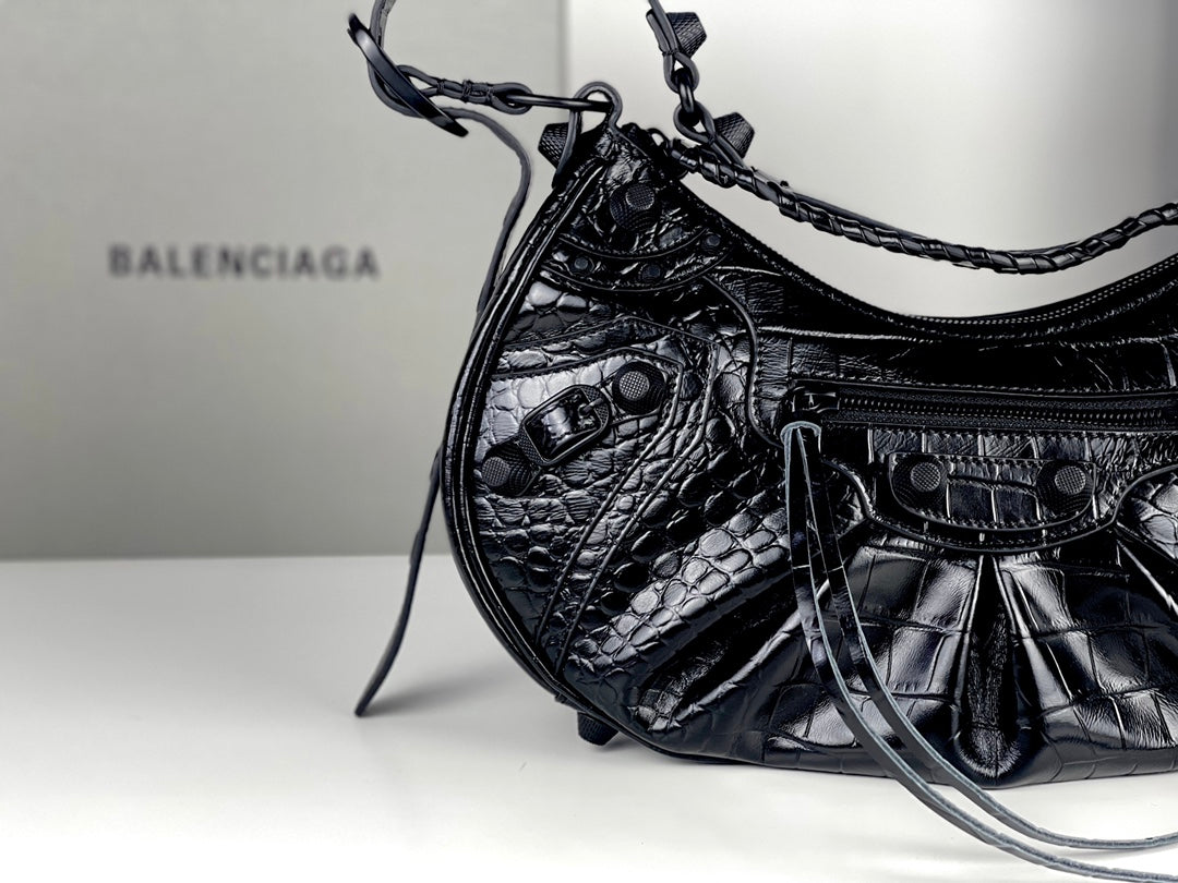 Half-crescent underarm pack