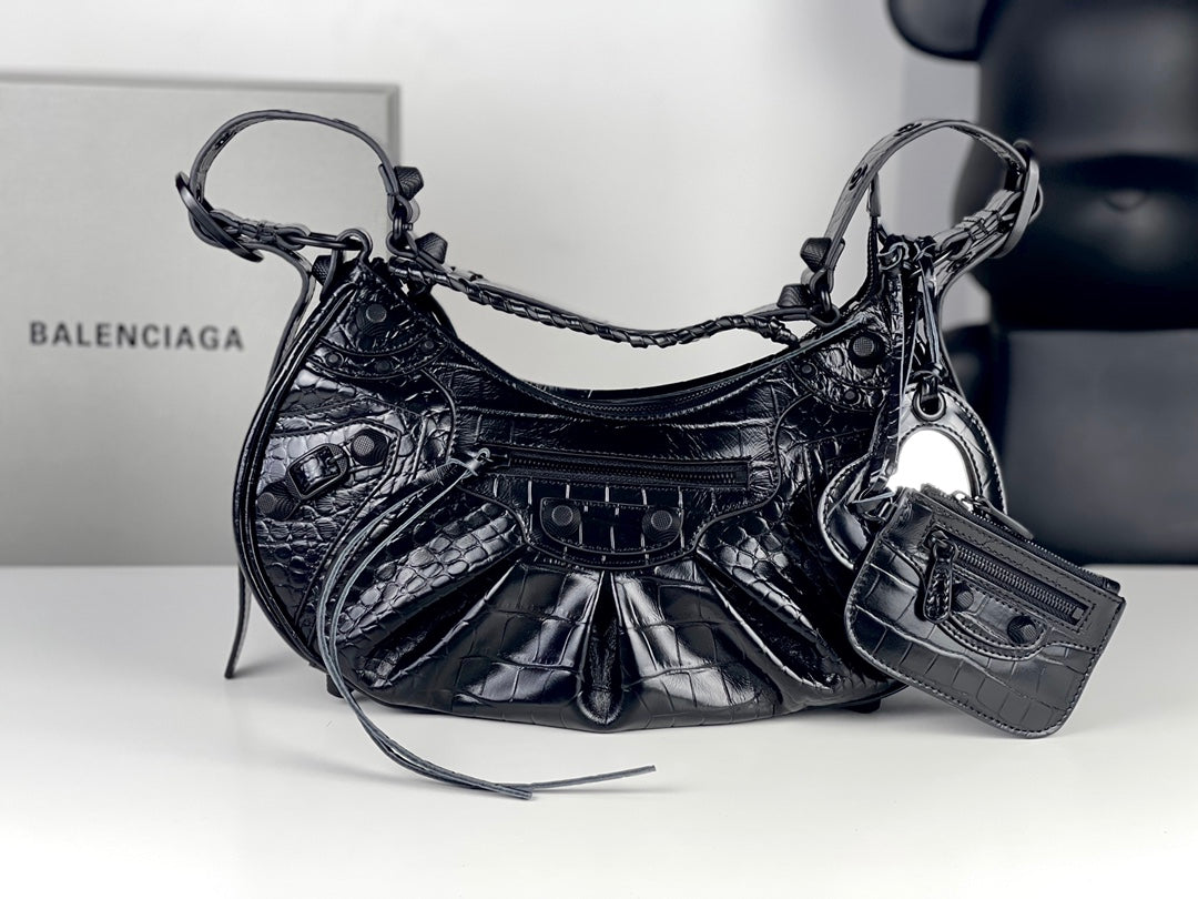 Half-crescent underarm pack