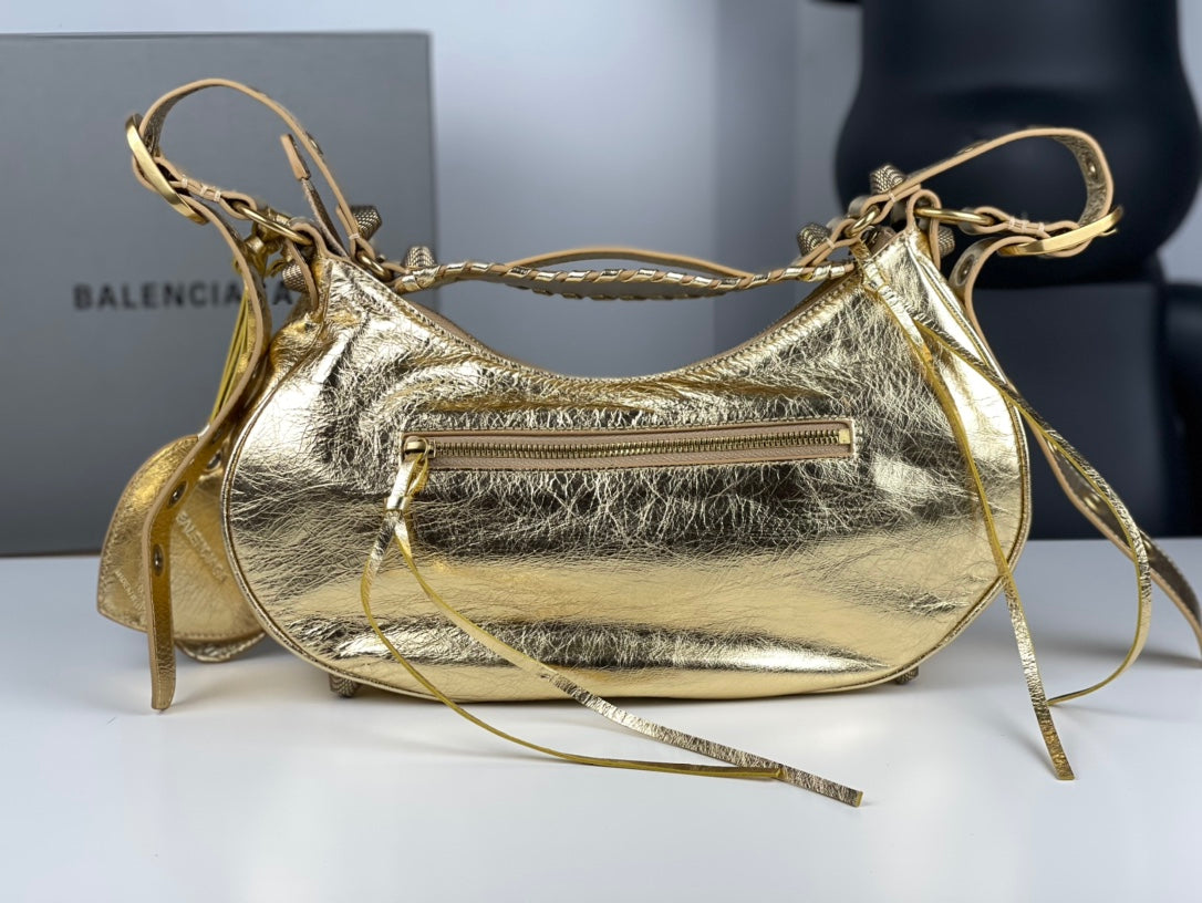 Half-crescent underarm pack