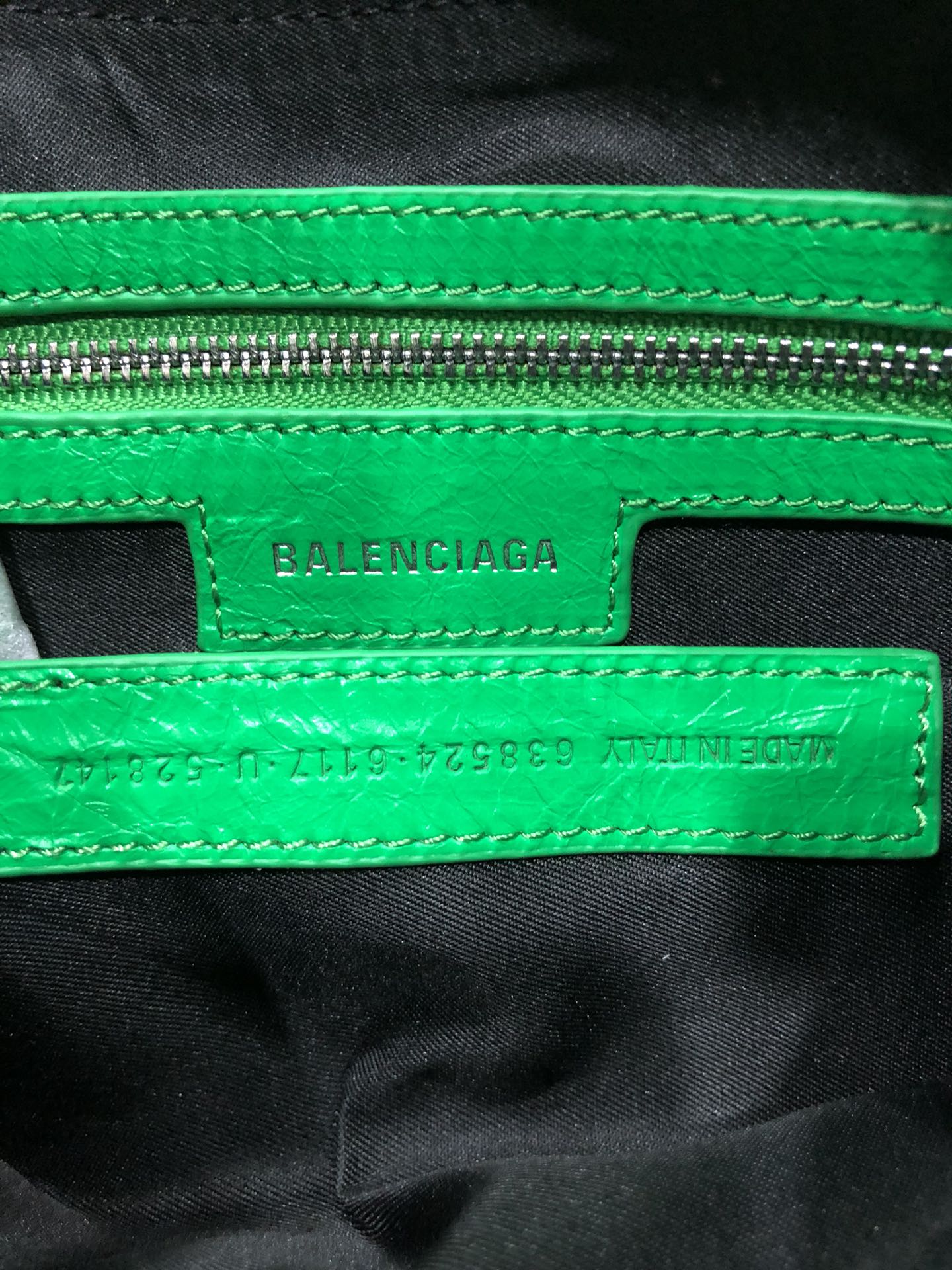 Half-crescent underarm pack