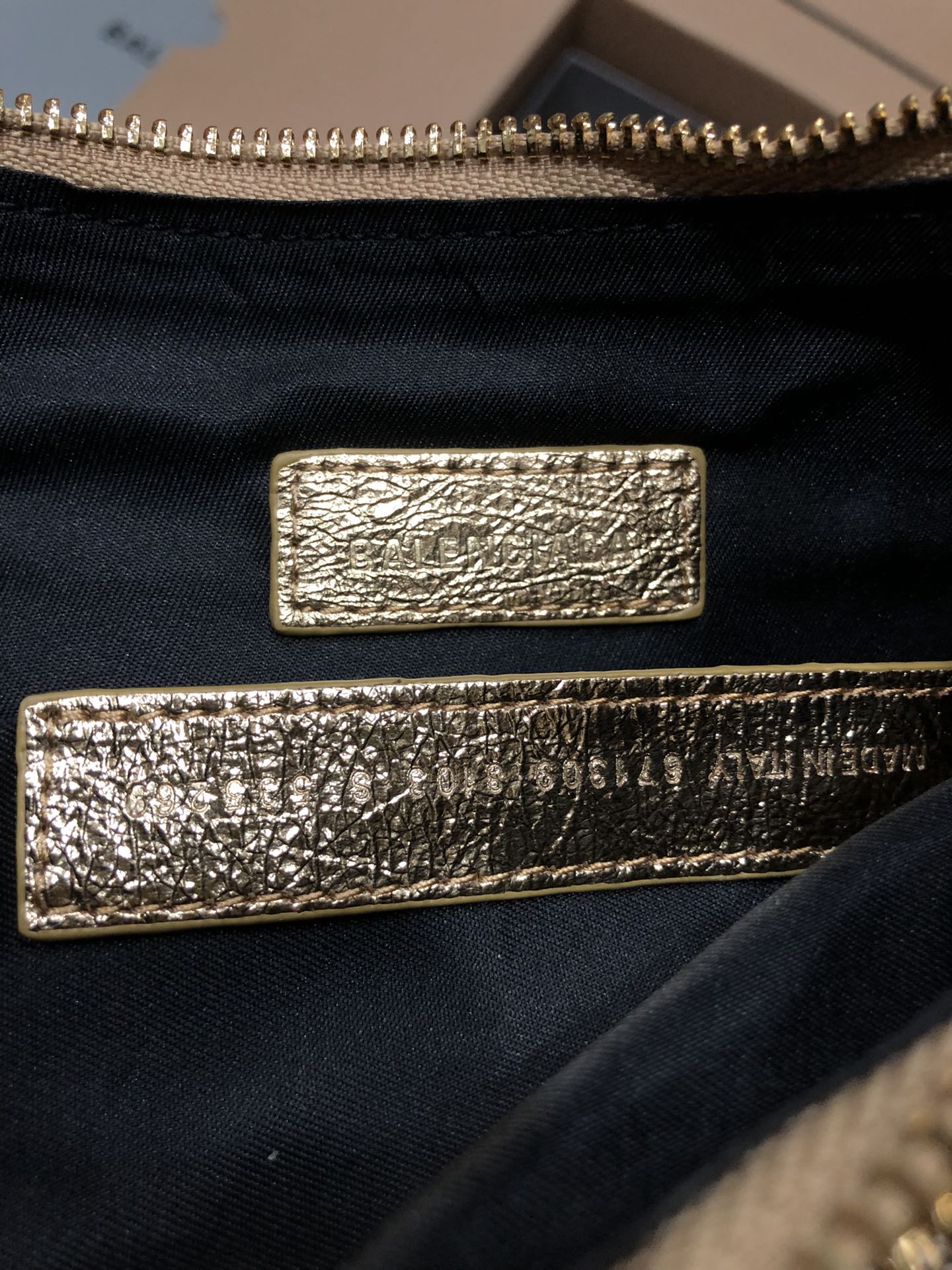 Half-crescent underarm pack