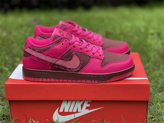 Nike Dunk Low Valentine's Day (2022) (W)