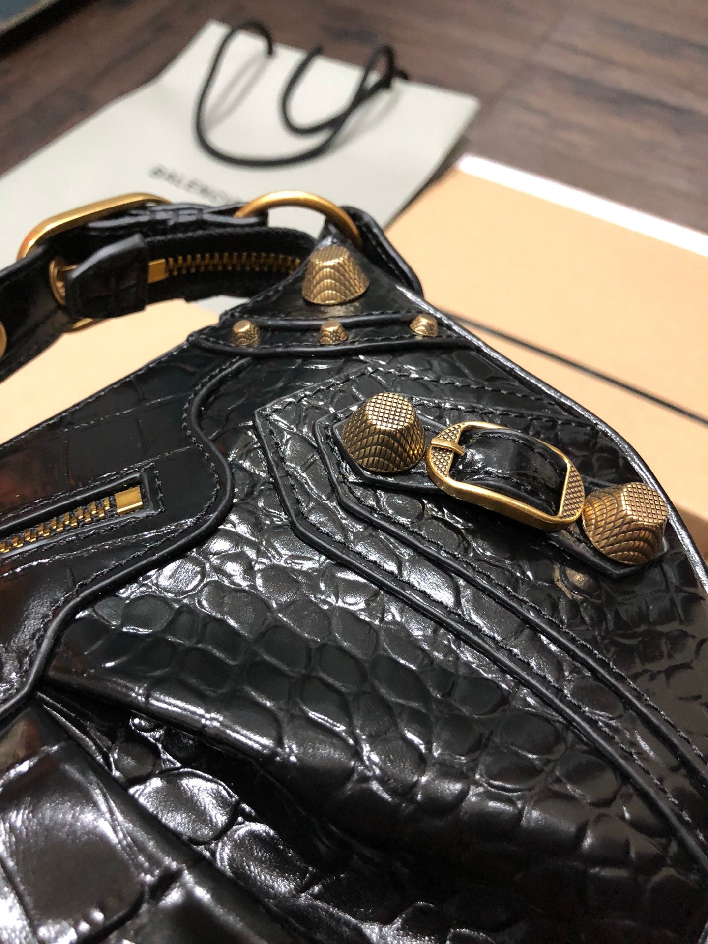 Half-crescent underarm pack