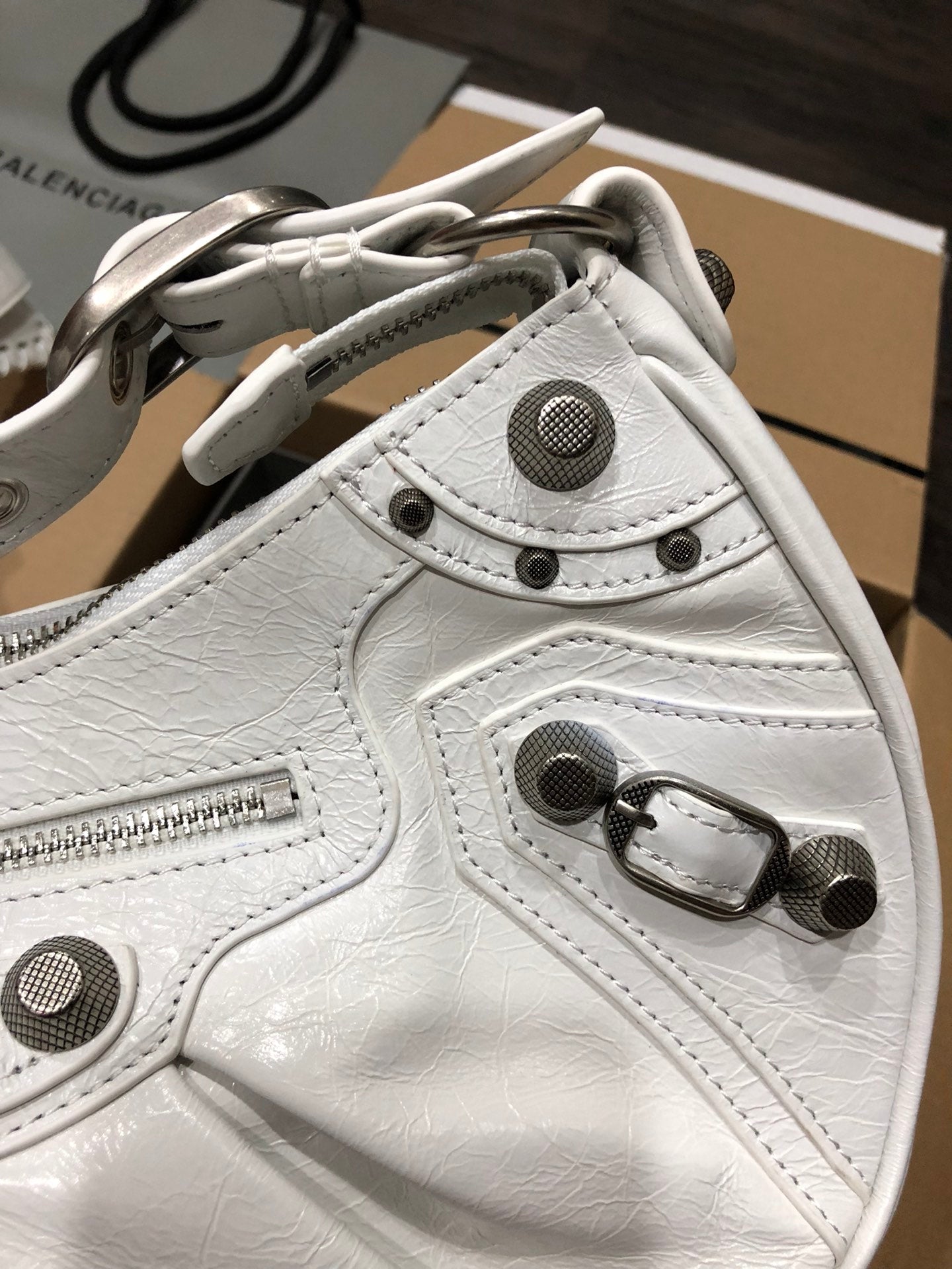 Half-crescent underarm pack